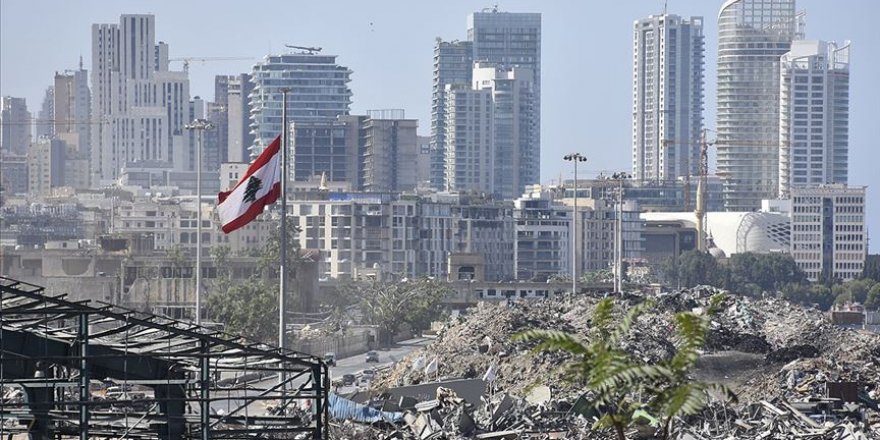 Beyrut Limanı'ndaki patlamanın ardında bıraktığı ağır enkaz kaldırılmayı bekliyor