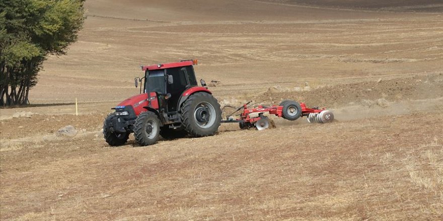 Çiftçi umut tohumlarını toprakla buluşturuyor