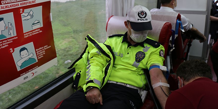 Covid-19 kan stoklarını azalttı, polisler kan bağışı yaparak destek verdi