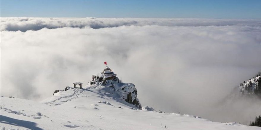 Kaçkar Dağları yaylalarında 'bulut denizi' ve kar görenleri etkiliyor