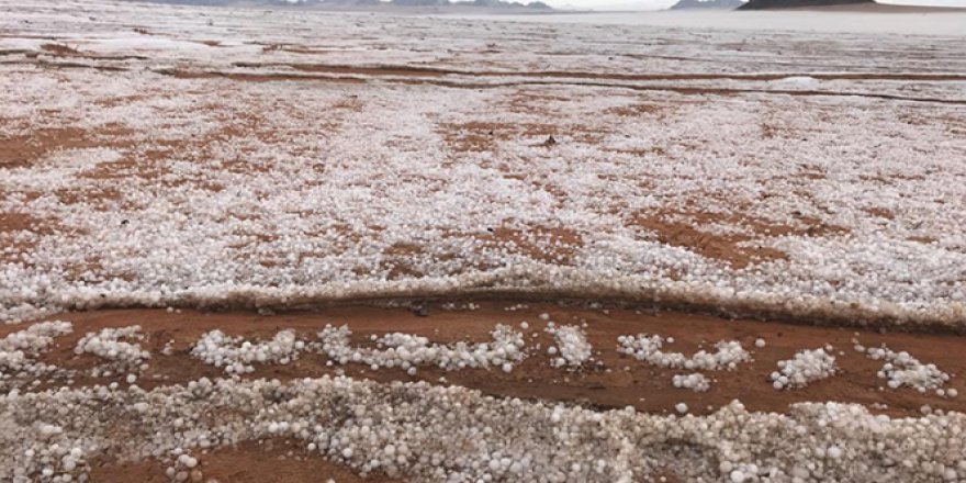 Suudi Arabistan'da dolu yağdı, çöl beyaza büründü