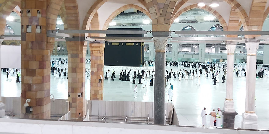 Umre ibadeti sıkı tedbirler altında yapılıyor