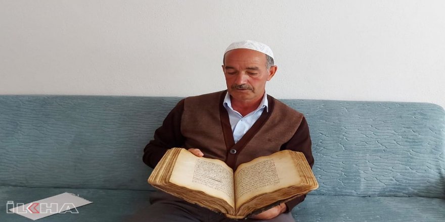 300 yıllık el yazması Kur'an-ı Kerim'e gözü gibi bakıyor