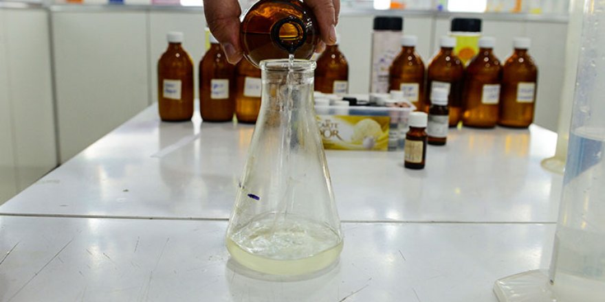 Kayısıdan kolonya ve dezenfektan üreten eczacı taleplere yetişemiyor