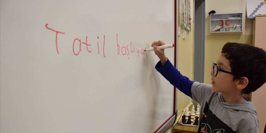 Uzmanlar, çocukların tatilde aileleriyle vakit geçirmelerini önerdi