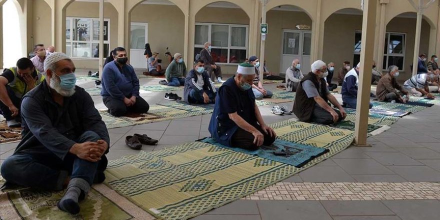 Avustralya’da 50’şer kişilik gruplar halinde, 5 farklı imamla cuma namazı