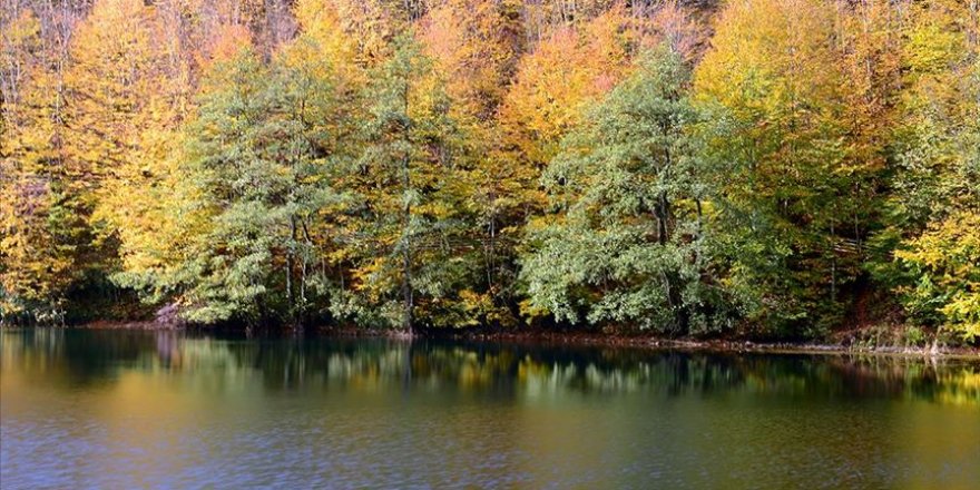 Ulugöl hazan renkleriyle etkiliyor