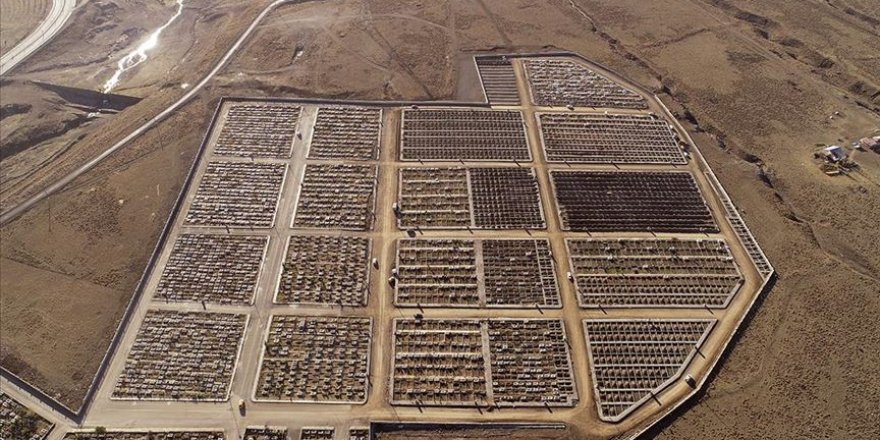 Toprak buz tutmadan mezarlar kazıldı