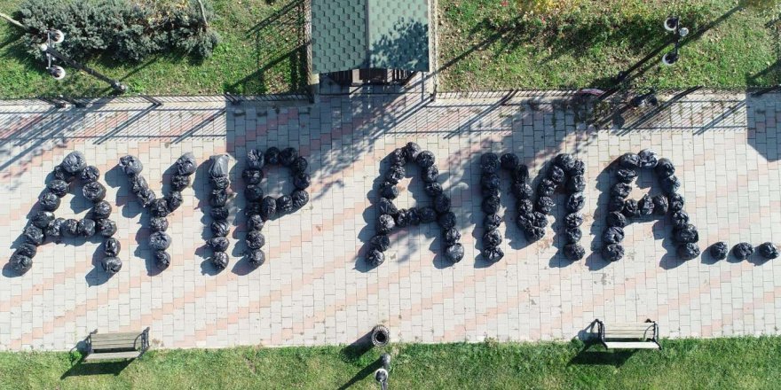 Temizlik görevlileri topladıkları çöplerle 'ayıp ama' yazdı