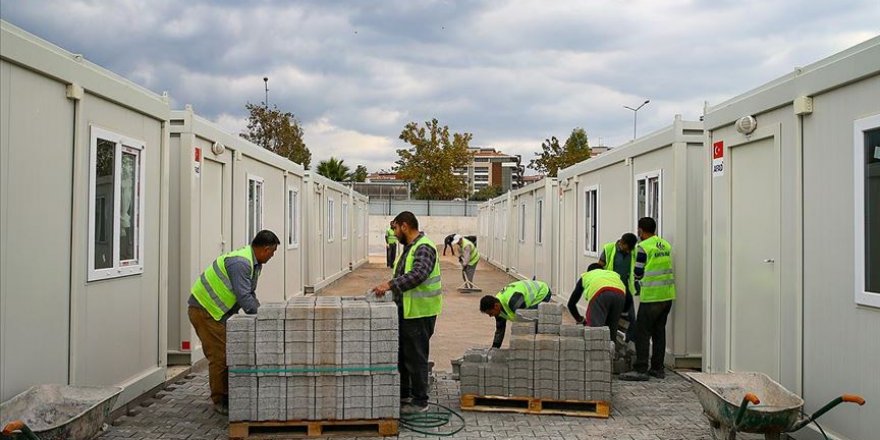 İzmir'de geçici barınma merkezinin kurulum çalışmaları sürüyor