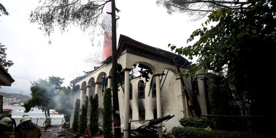 Üsküdar'daki yangında tarihi cami kullanılamaz hale geldi