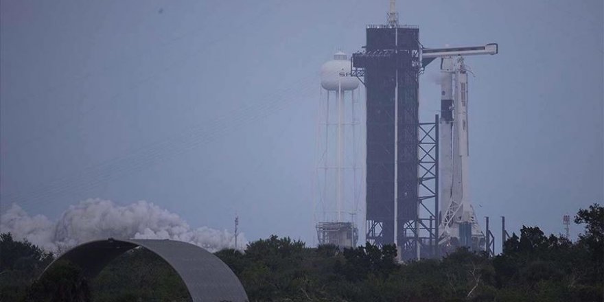 NASA 4 astronotu taşıyan SpaceX'e ait uzay aracını fırlattı