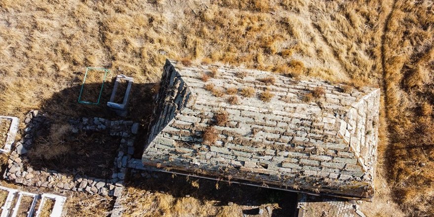 Asırlara direnen Hamur Kümbeti