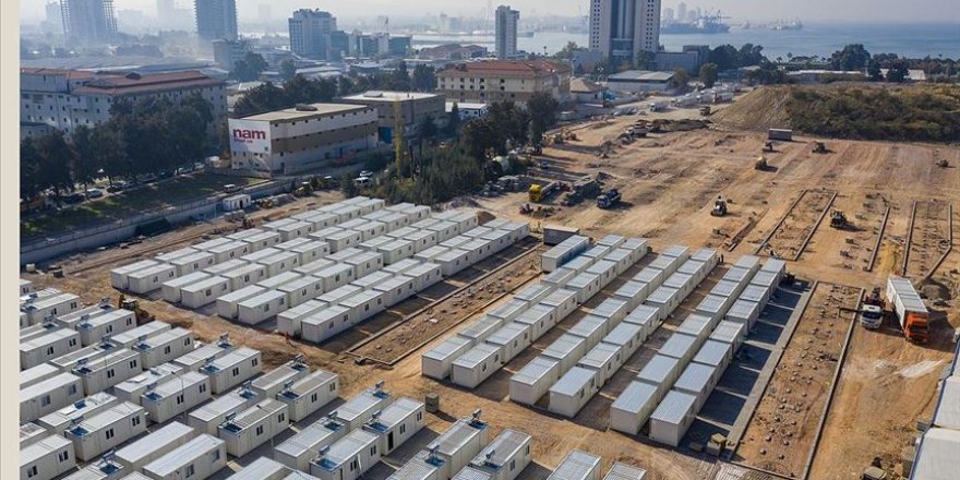 İzmir'de geçici barınma merkezinde konteyner kurulumu devam ediyor