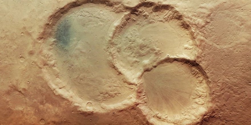 Bilim insanları, Mars'ın yüzeyinde oldukça nadir görülen "üçlü krater" gözlemledi