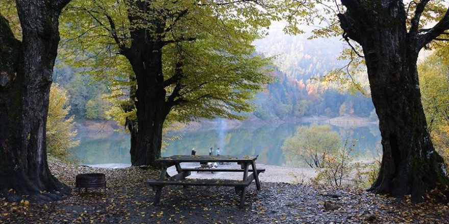 Sülüklügöl Tabiat Parkı'nda sonbaharın güzellikleri yaşanıyor