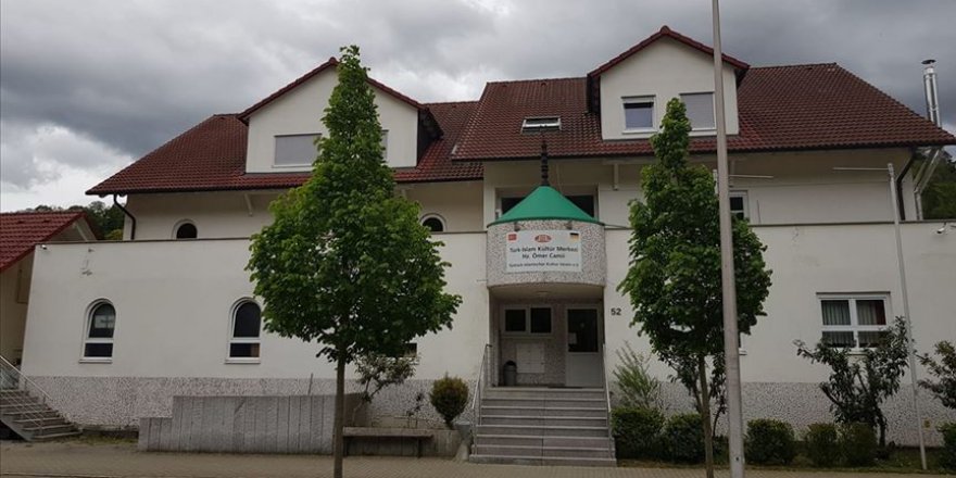 Almanya'da cami yakınındaki aydınlatma direğine İslamofobik yazılar yazıldı