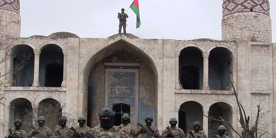 Azerbaycan ordusu işgalden kurtarılan Ağdam'a bayrak dikti, kent camisinde ezan okundu