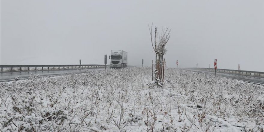 Ağrı'ya mevsimin ilk karı yağdı