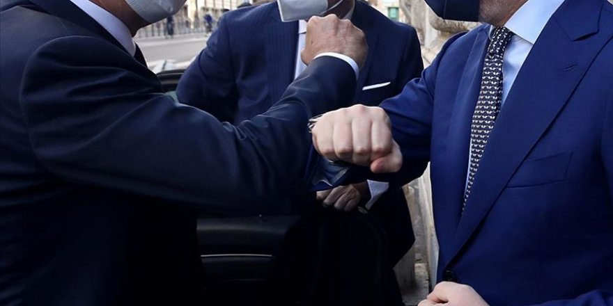 Uzmanından 'Temaslı selamlaşmak Kovid-19 riskini artırabilir' uyarısı