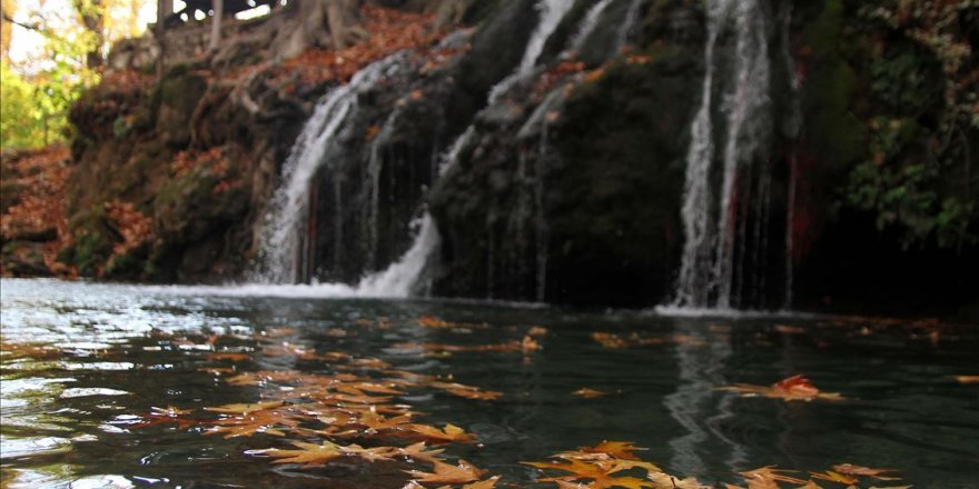 Döngel Şelalesi son bahar renkleriyle etkiliyor