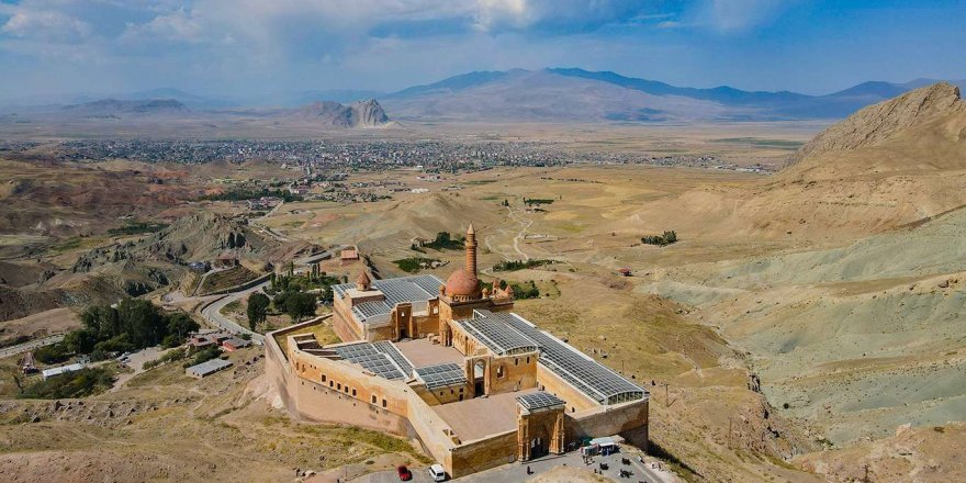 Doğubayazıt'ın havadan görüntülenen baş yapıtları tarihi yolculuğa çıkarıyor