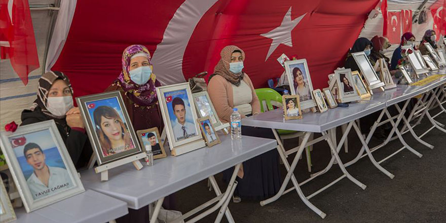 Diyarbakır annelerinin evlat nöbetine bir aile daha katıldı