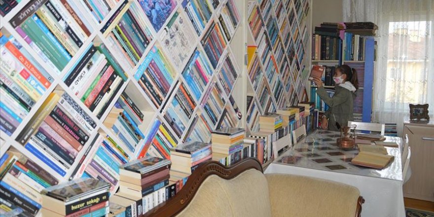 Kitap aşığı öğretmen çift kütüphaneleri için 5 defa evlerini değiştirdi