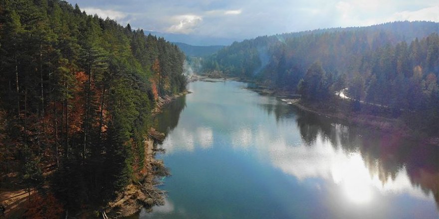 Bozcaarmut Göleti sonbahar renkleriyle görsel şölen sunuyor