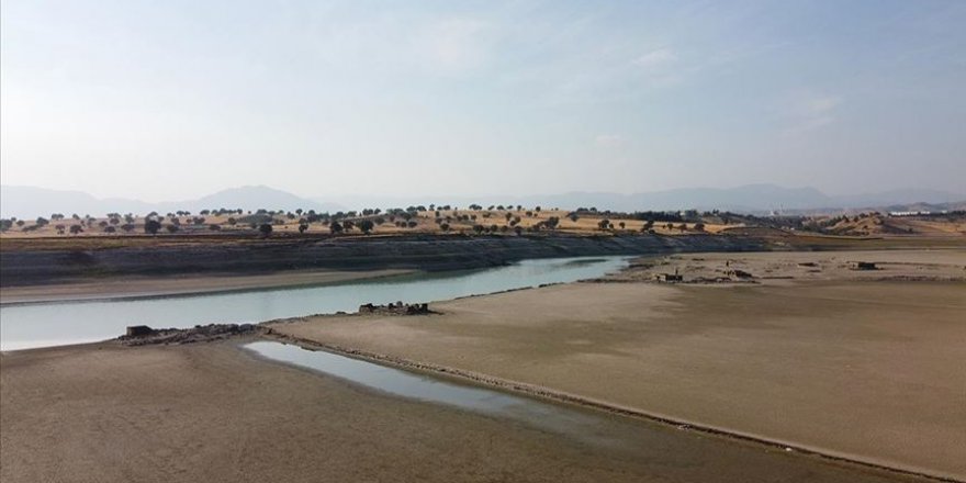 Su altında kalan köy kuraklık sonrasında gün yüzüne çıktı