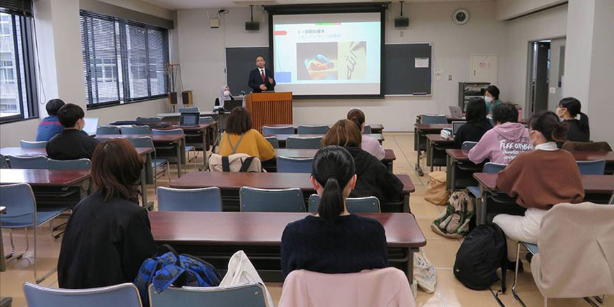 Japonya'da üniversite öğrencilerine ezan semineri