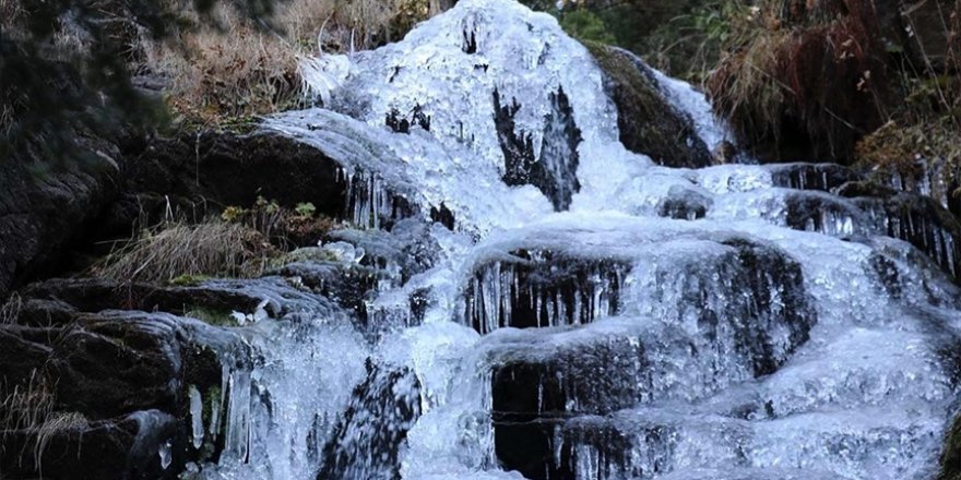 Bolu'da donan şelalelerden görsel şölen