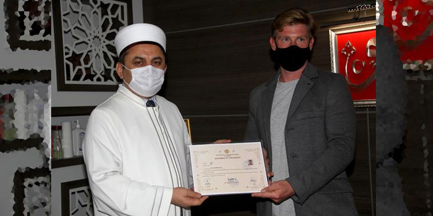 'Ezan sesi bana huzur veriyor' dedi Müslüman oldu