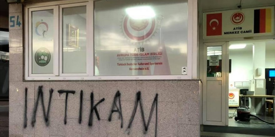 Almanya'da caminin duvarına 'intikam' yazıldı