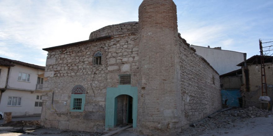 500 yıllık caminin duvarından Roma dönemine ait taşlar çıktı