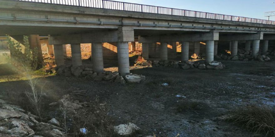 Kızılırmak'ı besleyen dere tamamen kurudu