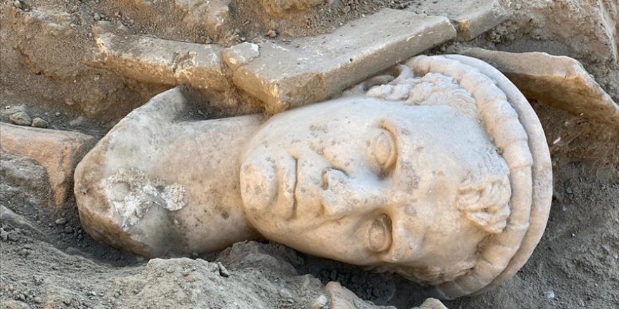 Denizli'deki Laodikya Antik Kenti'nde 2 bin yıllık rahip başı heykeli bulundu