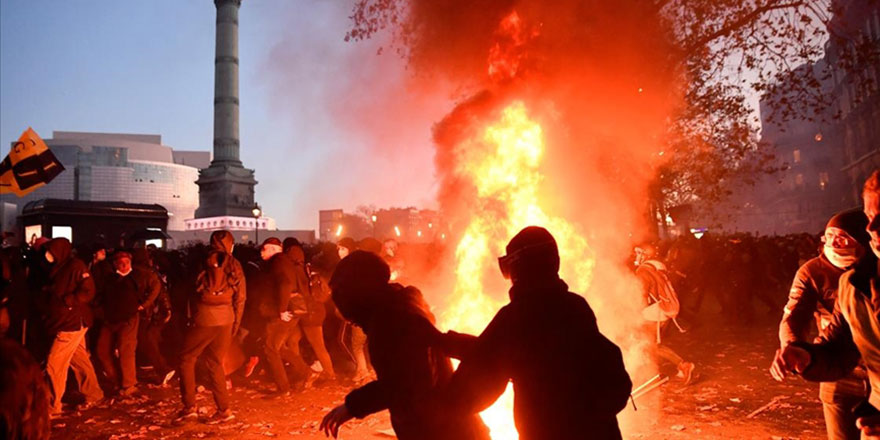 Fransa yanıyor, Macron zorda