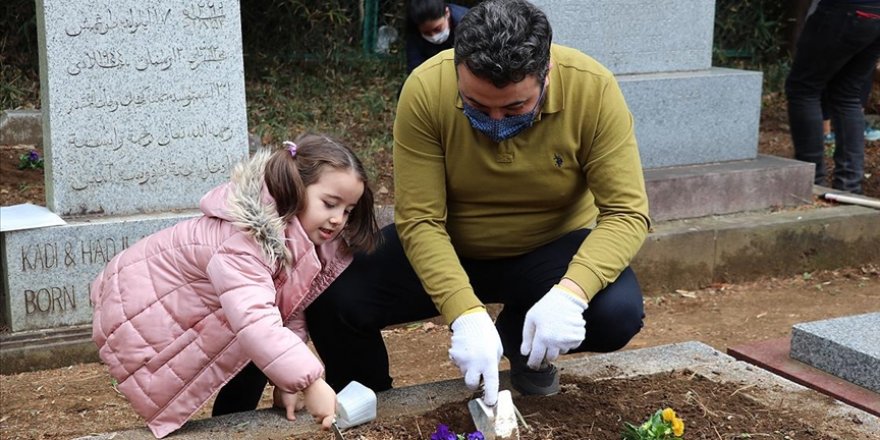 Tokyo’da İslam ve Türk büyüklerinin kabirleri çiçeklendirildi