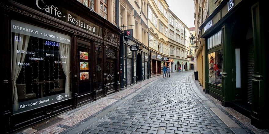 Çekya’da Kovid-19’la mücadele kapsamında kapatılan iş yeri ve restoranlar açılıyor