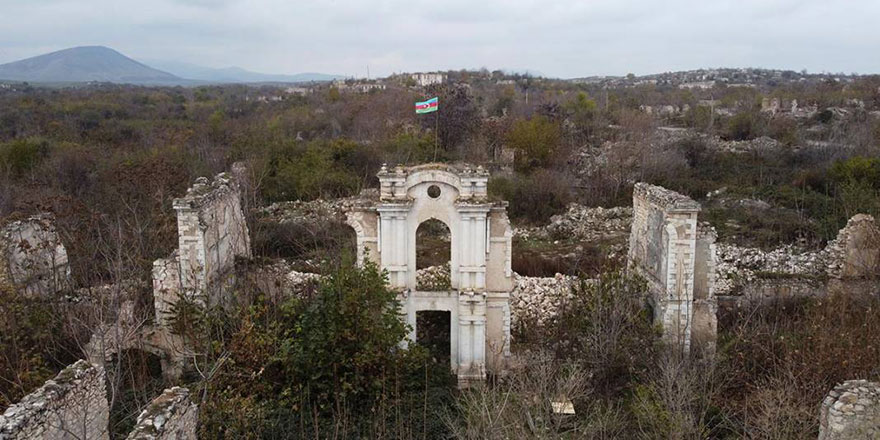 Karabağ'daki camiden geriye sadece enkaz kaldı
