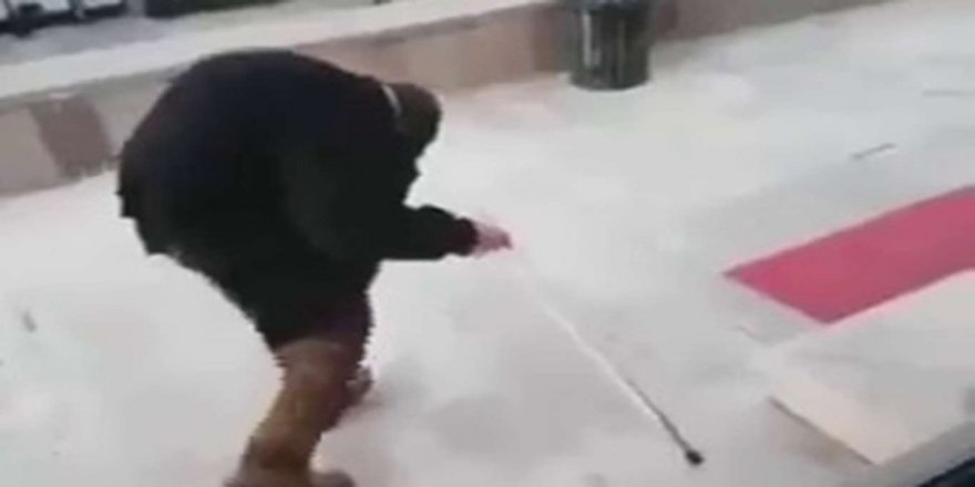 Kambur beli, görmeyen gözleri ve duymayan kulaklarına rağmen camiden vazgeçmiyor