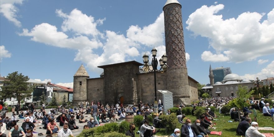 Erzurum'da cuma namazı spor salonlarında da kılınabilecek