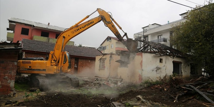 Marmara Depremi'nin 'merkez üssü'nde hasarlı binalar yıkılıyor