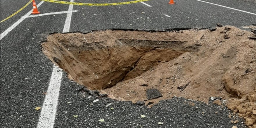 Elazığ'da kara yolunda obruk oluştu