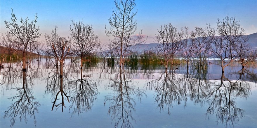 Hazar Gölü sonbaharın renkleriyle etkiliyor
