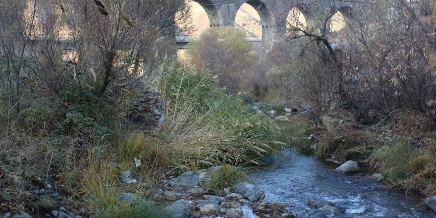 Doğa güzelliği ve tarihî köprüleri ile keşfedilmeyi bekleyen "Teke Deresi"