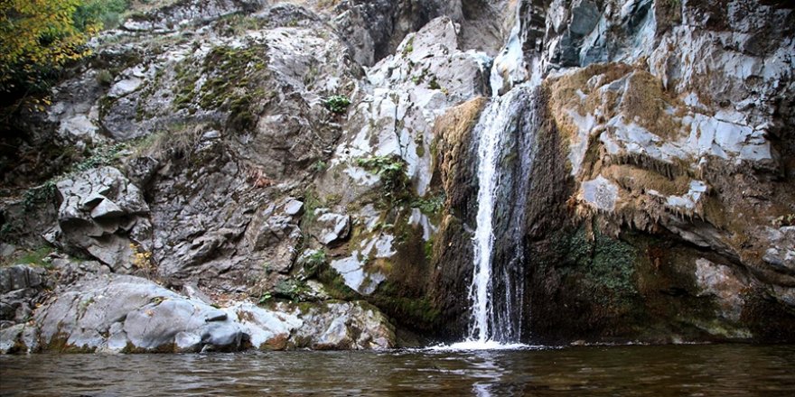 Kastamonu'da Gürleyik Şelalesi hazan renkleriyle görsel şölen sunuyor