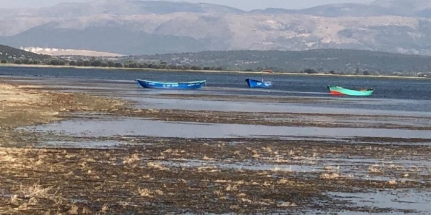 Eğirdir Gölü ikiye bölünmeyle karşı karşıya