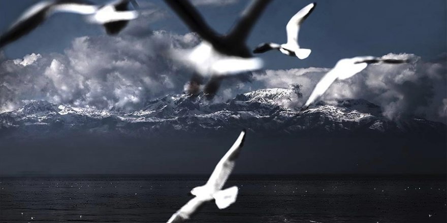 Anamas Dağı'nın yükseklerinde kar, eteklerinde sonbahar havası var